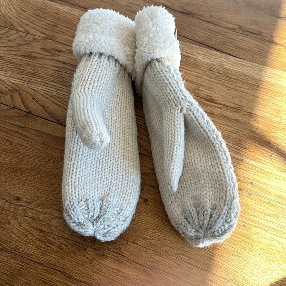 The Paper Store Winter Mittens - Picture 3 of 4